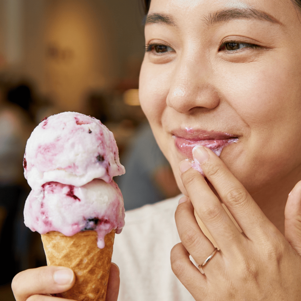 북한말 아이스크림 얼음보숭이 — 블루베리 아이스크림 콘을 들고 맛있게 먹는 여성